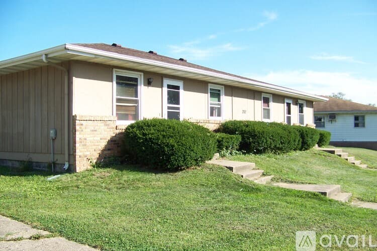 Pekin Apartment: 202 North Parkway Drive