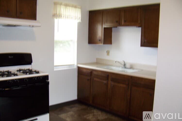 Pekin House: 2213 Stoneybrook Rd