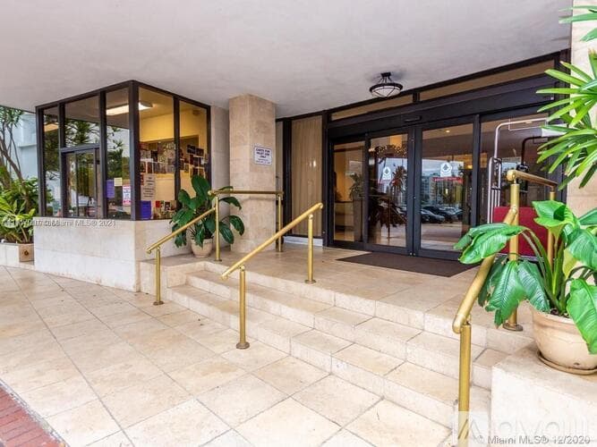 Hollywood Apartment: 3505 S Ocean Dr
