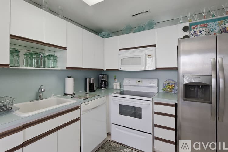 Hollywood Apartment: 3505 S Ocean Dr