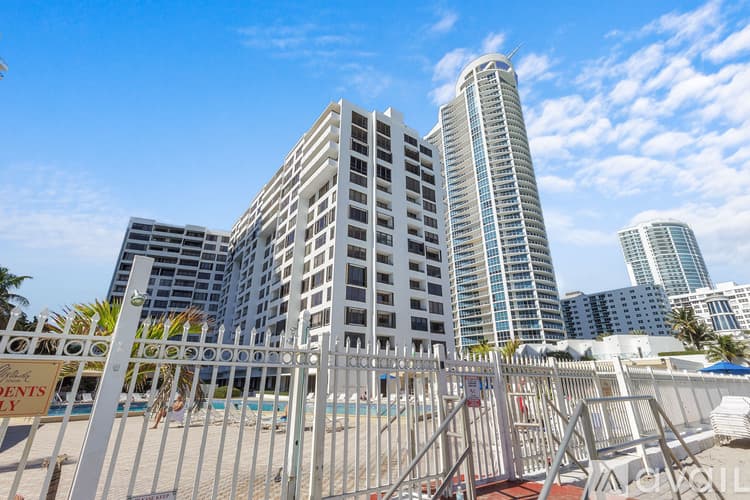 Hollywood Apartment: 3505 S Ocean Dr