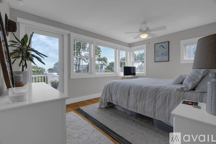 York House: 84 Bald Head Cliff Rd