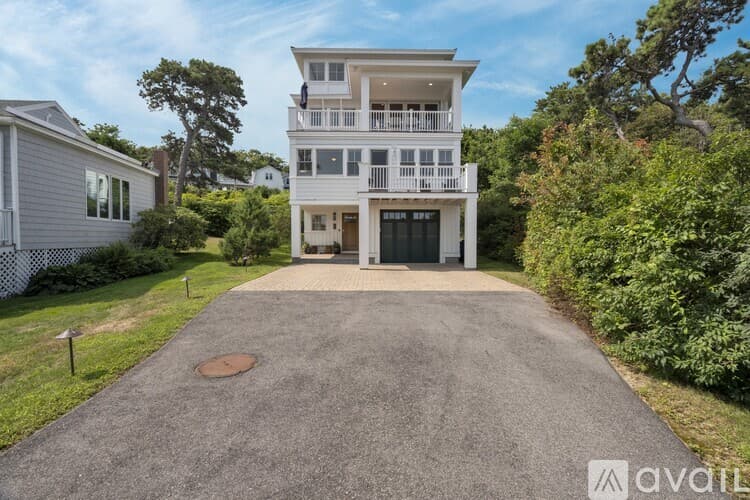 York House: 84 Bald Head Cliff Rd