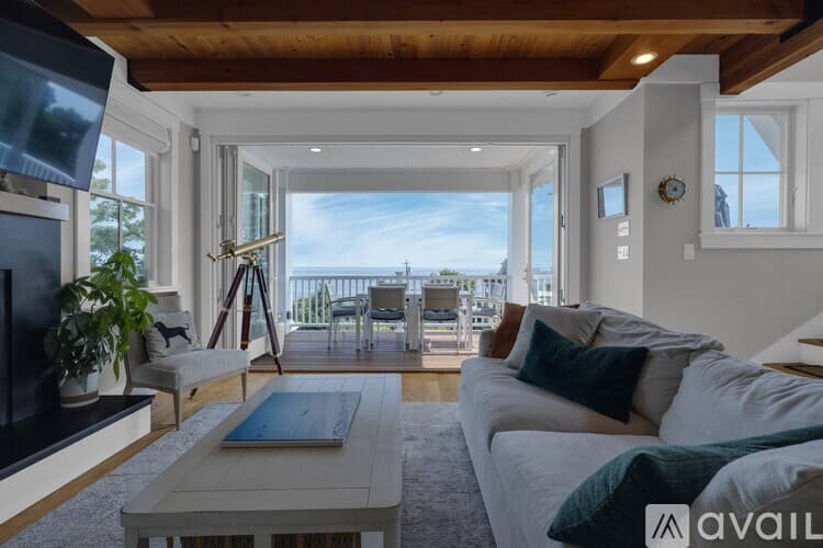 York House: 84 Bald Head Cliff Rd