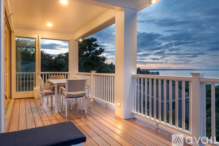 York House: 84 Bald Head Cliff Rd