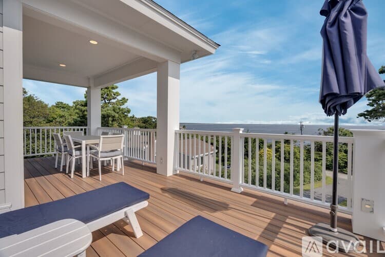 York House: 84 Bald Head Cliff Rd