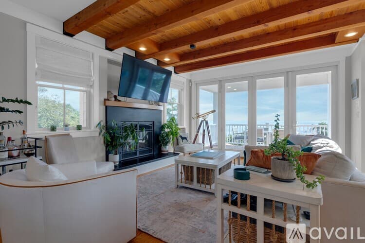 York House: 84 Bald Head Cliff Rd