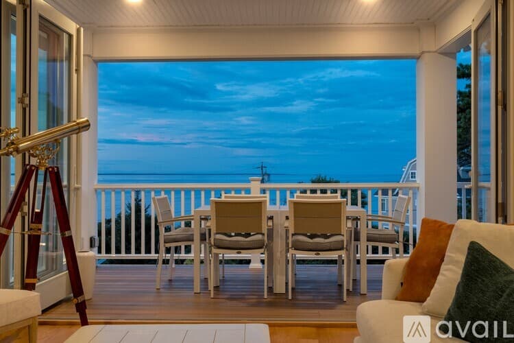 York House: 84 Bald Head Cliff Rd