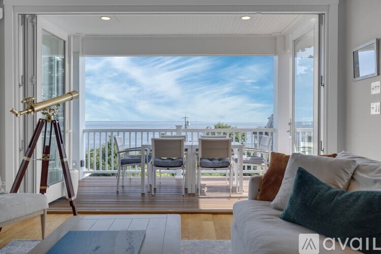 York House: 84 Bald Head Cliff Rd