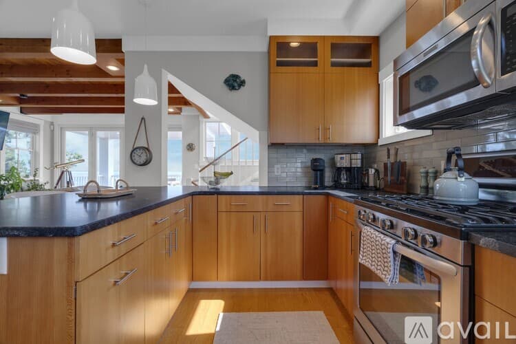 York House: 84 Bald Head Cliff Rd