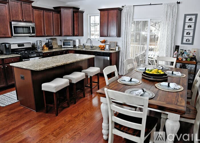 Glen Burnie House: 7417 Willow View Lane