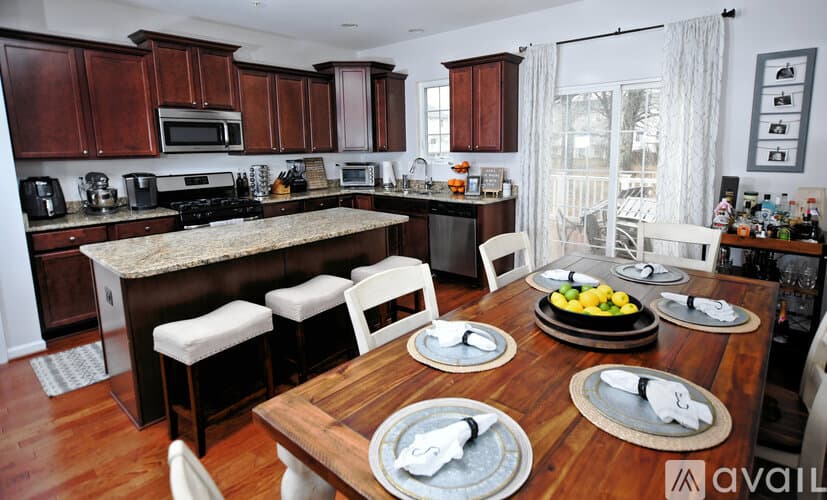 Glen Burnie House: 7417 Willow View Lane