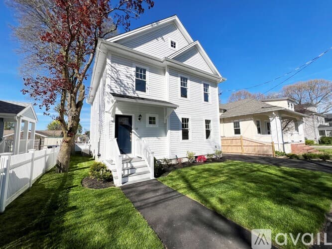 Boston House: 62 W Milton St
