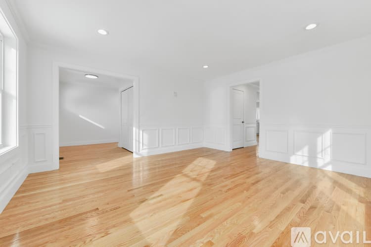 Boston House: 62 W Milton St