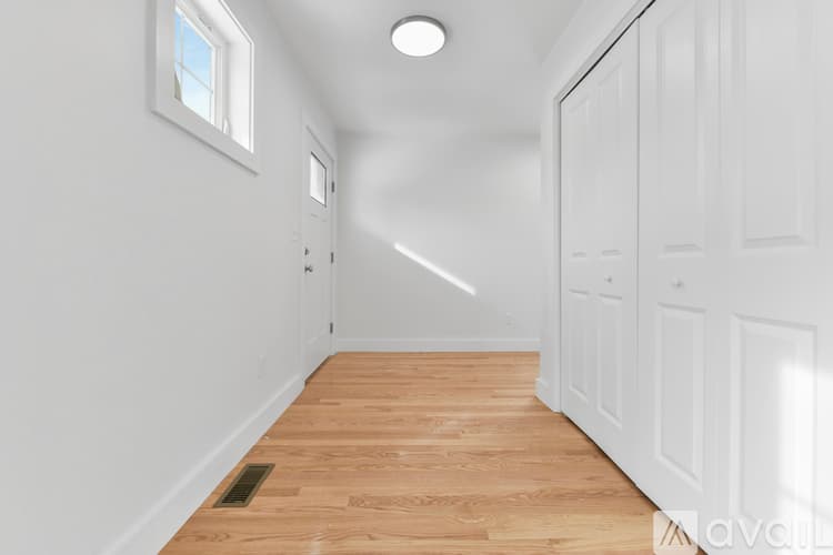 Boston House: 62 W Milton St