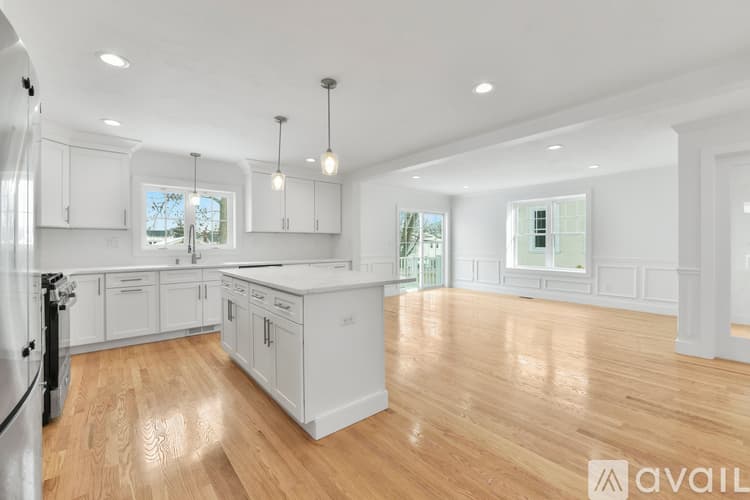 Boston House: 62 W Milton St