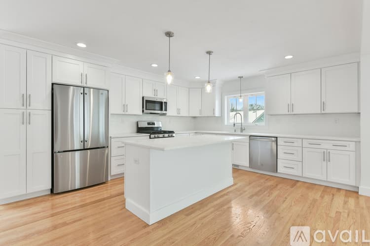 Boston House: 62 W Milton St