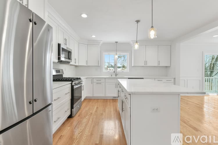 Boston House: 62 W Milton St