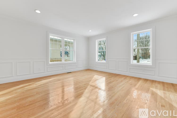 Boston House: 62 W Milton St