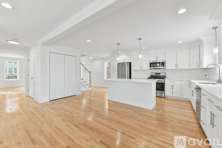 Boston House: 62 W Milton St
