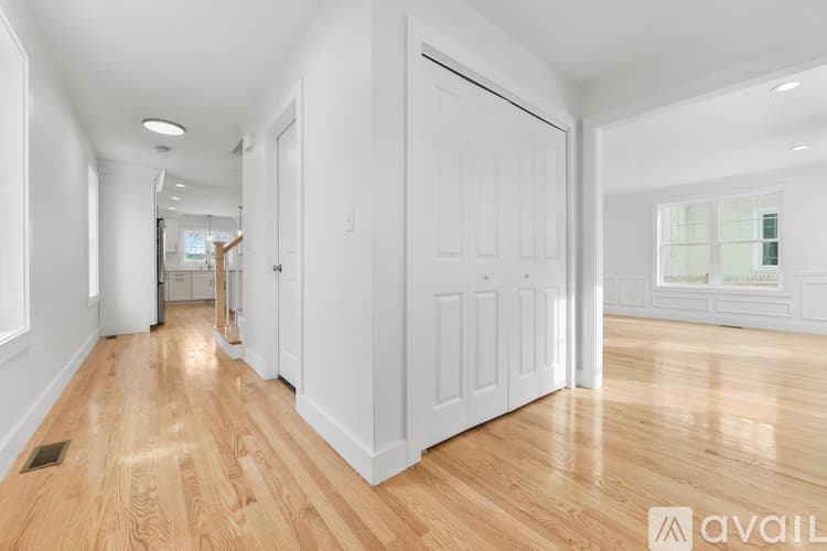 Boston House: 62 W Milton St