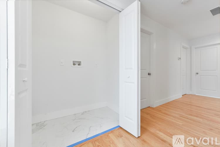 Boston House: 62 W Milton St