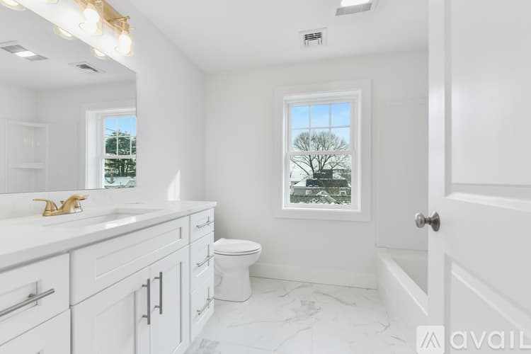 Boston House: 62 W Milton St