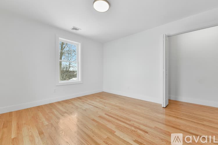 Boston House: 62 W Milton St