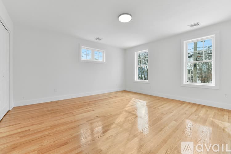 Boston House: 62 W Milton St
