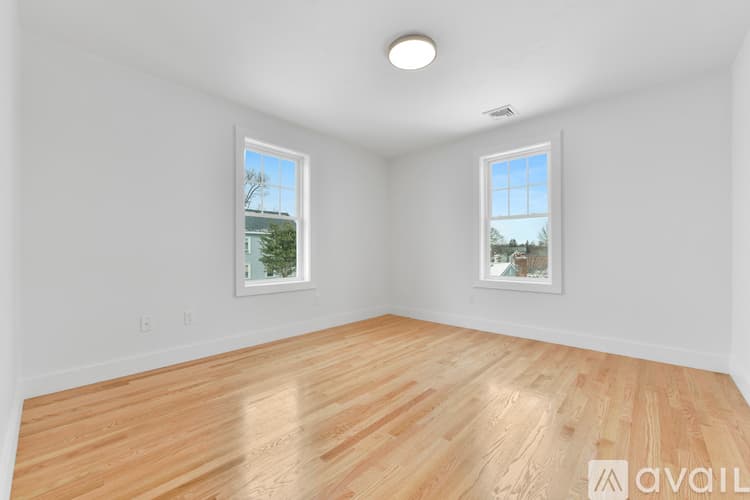 Boston House: 62 W Milton St