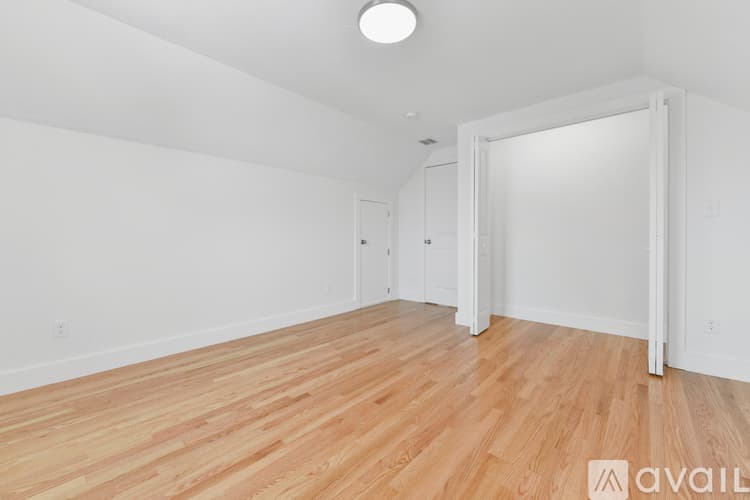 Boston House: 62 W Milton St
