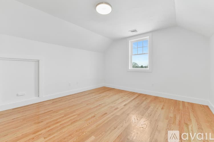 Boston House: 62 W Milton St