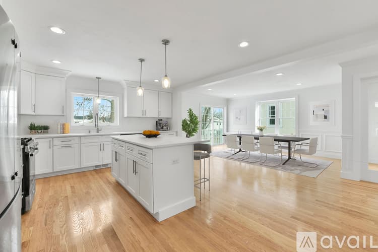 Boston House: 62 W Milton St