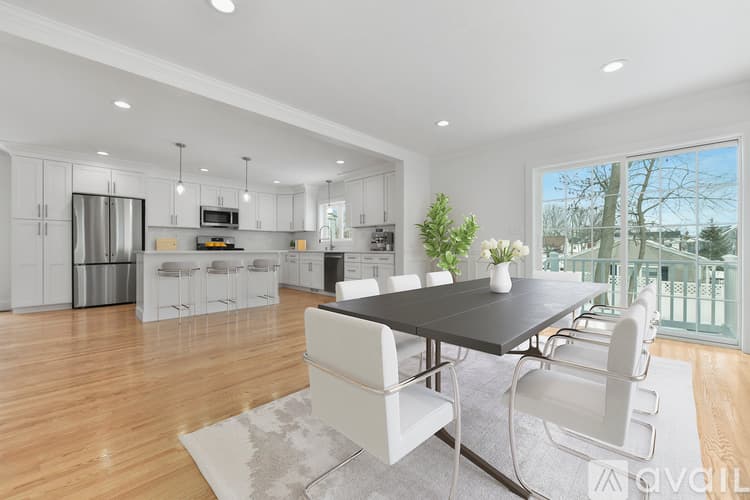 Boston House: 62 W Milton St