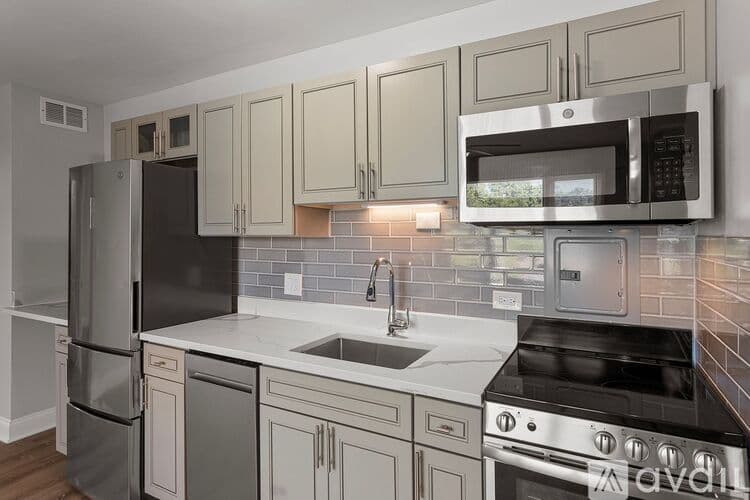Chicago Apartment: 7710 N Sheridan Rd