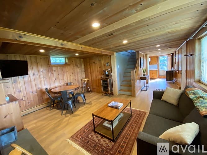 Litchfield House: 120 Looking Glass Hill Road