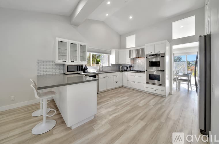 Los Angeles House: 5557 Ostin Ave
