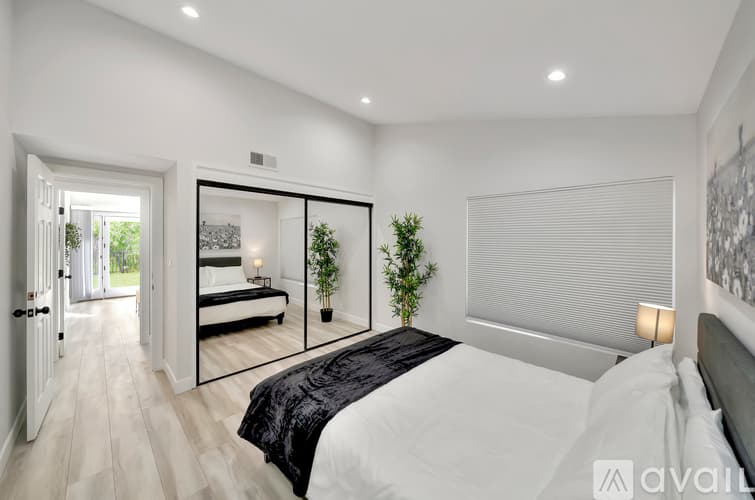Los Angeles House: 5557 Ostin Ave