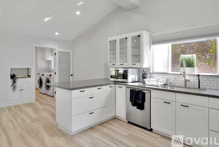 Los Angeles House: 5557 Ostin Ave