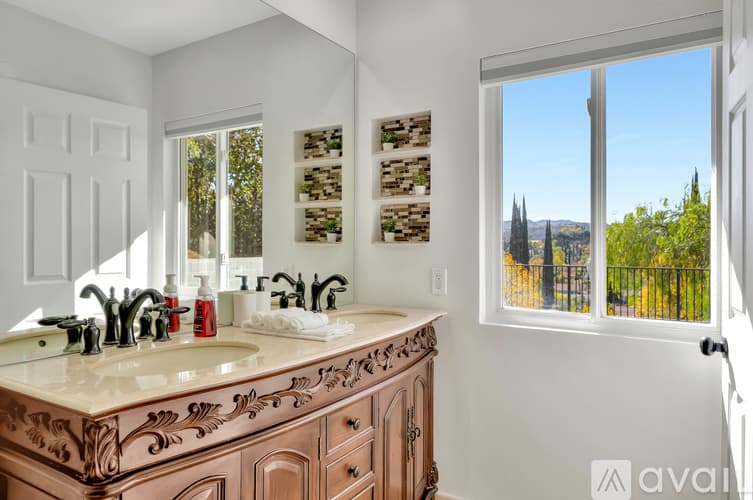 Los Angeles House: 5557 Ostin Ave