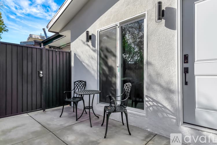 Los Angeles House: 5557 Ostin Ave