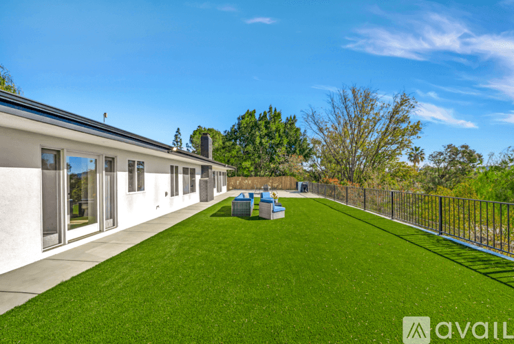 Los Angeles House: 5557 Ostin Ave