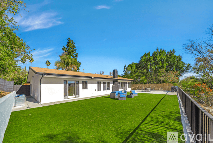 Los Angeles House: 5557 Ostin Ave