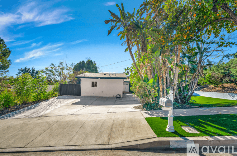 Los Angeles House: 5557 Ostin Ave
