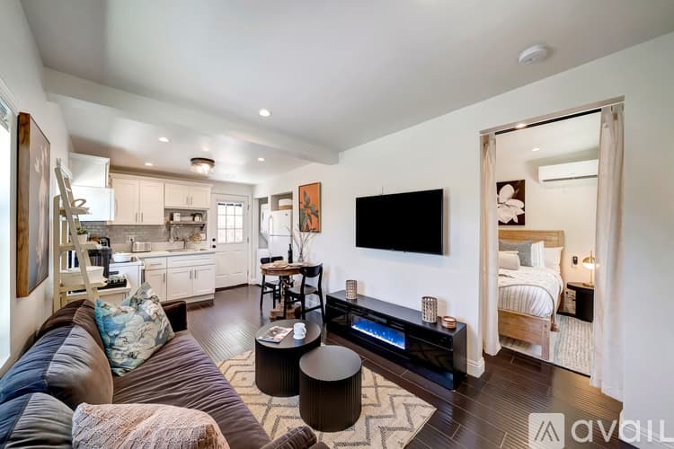 Los Angeles House: 5311 Elvira Rd