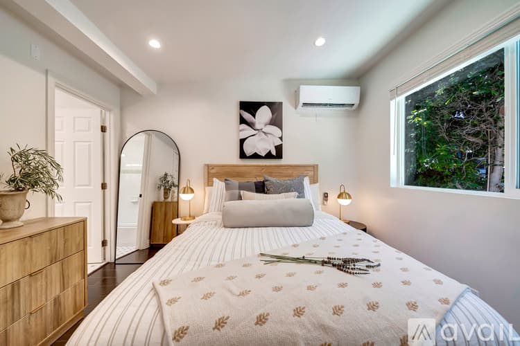 Los Angeles House: 5311 Elvira Rd