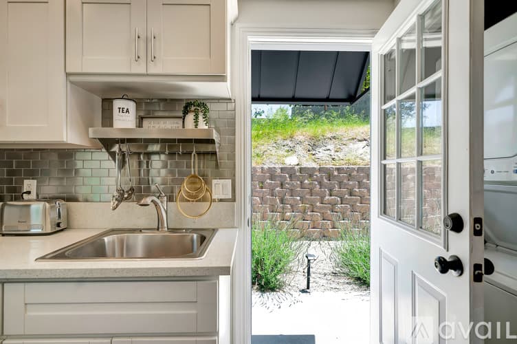 Los Angeles House: 5311 Elvira Rd