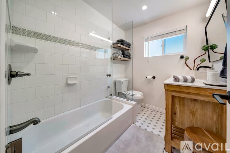 Los Angeles House: 5311 Elvira Rd
