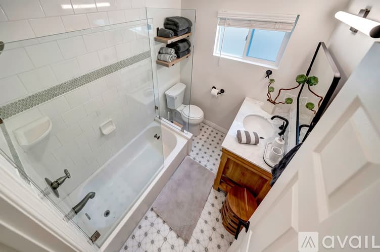 Los Angeles House: 5311 Elvira Rd