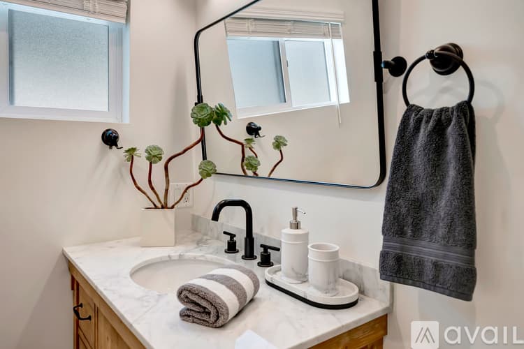 Los Angeles House: 5311 Elvira Rd